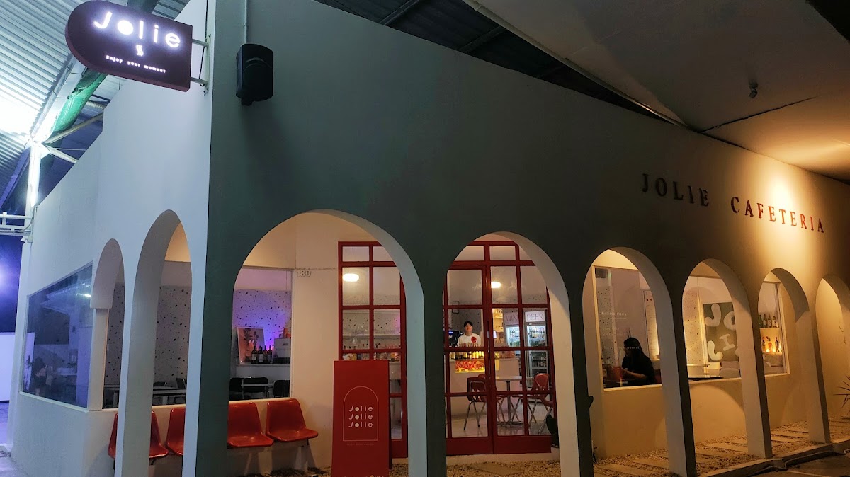Jolie Café & Bar