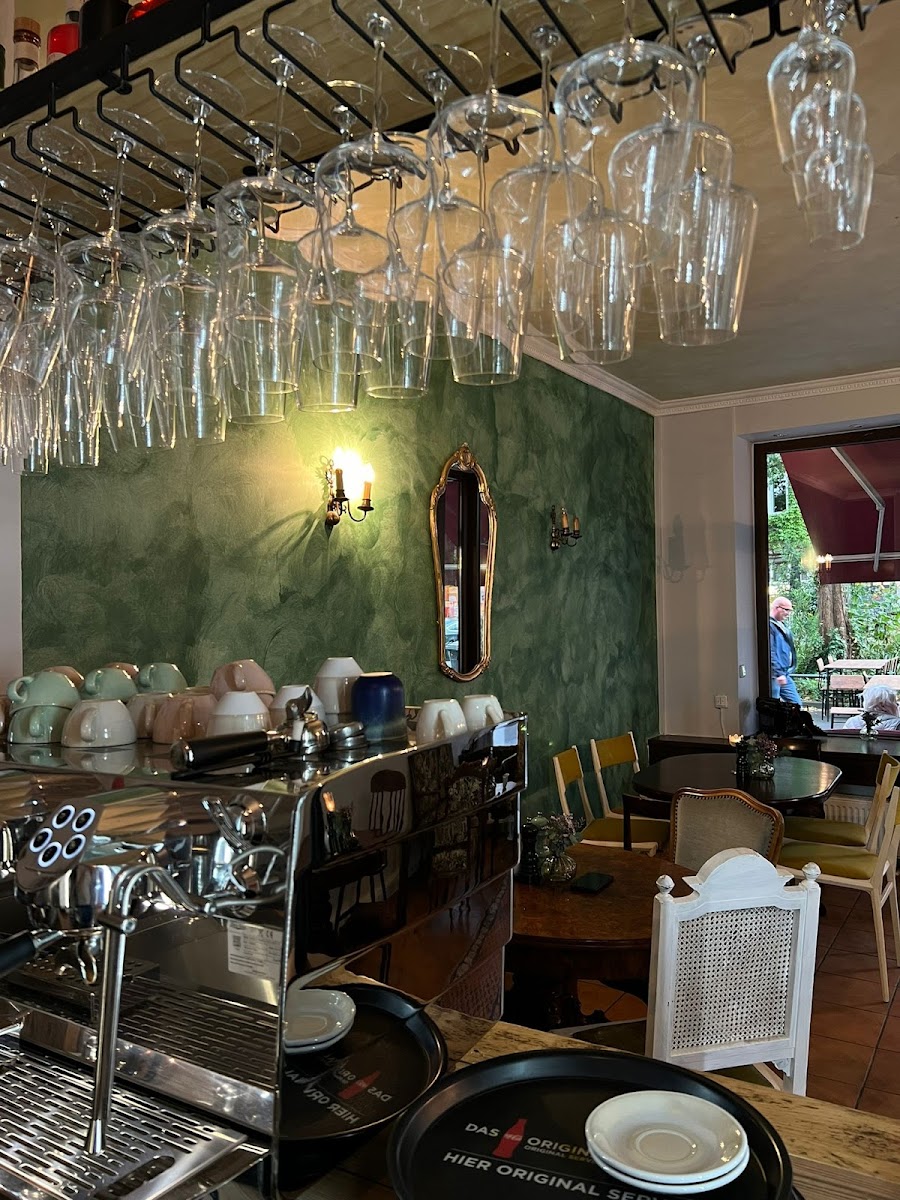 Kundera, Café und Weinbar