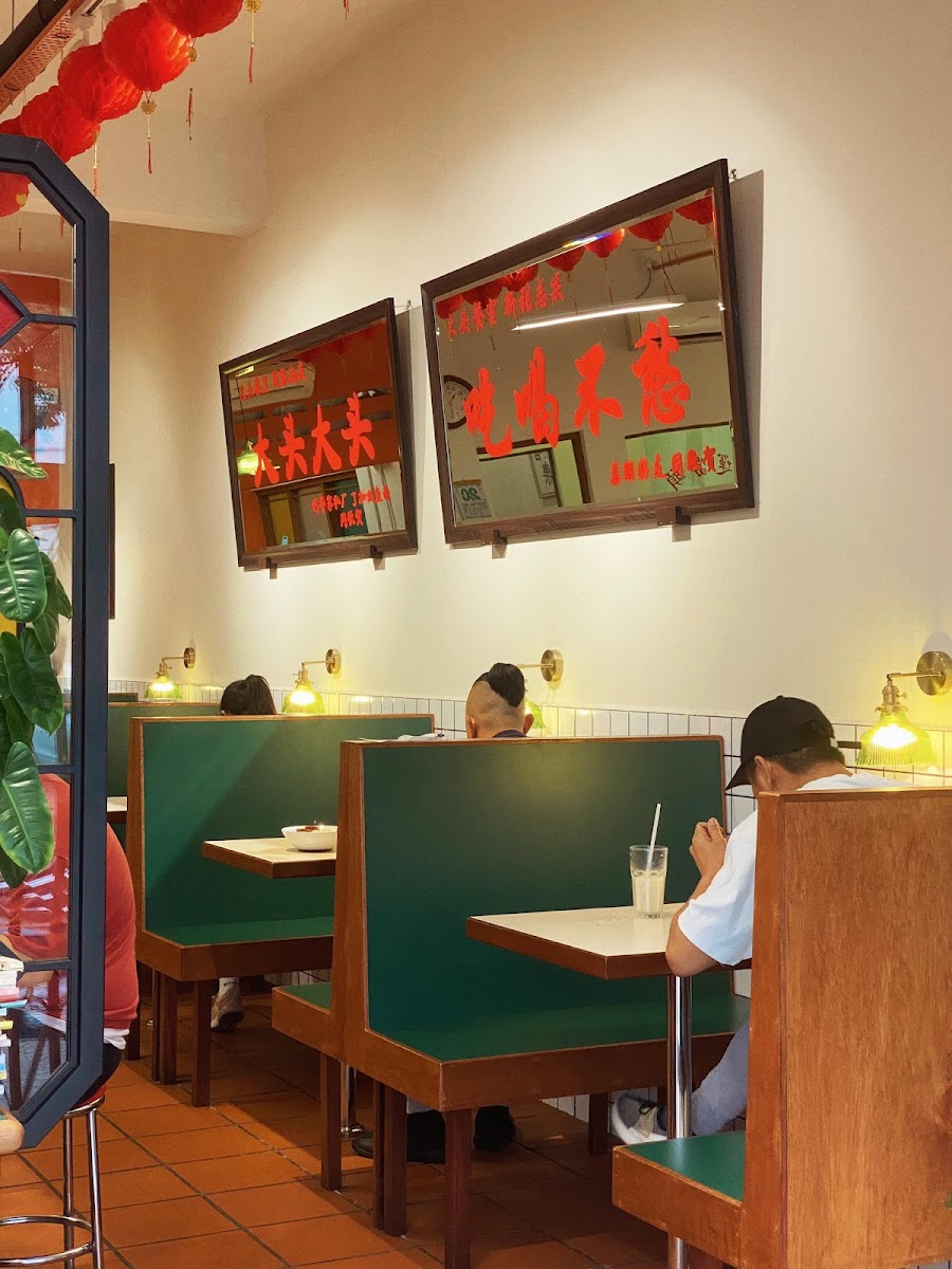 AH BOY CAFE 大头餐室