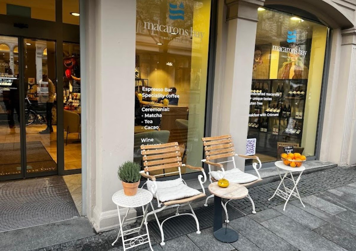 Macarons Bay · Café · Sweet Boutique